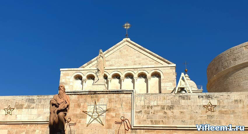 Скульптура Святого Иеронима Стридонского во дворе